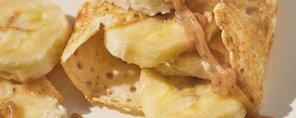 Buchweizenpfannkuchen mit Bananen und Dattelkaramell