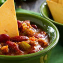 Chili mit Avocado-Joghurt-Topping