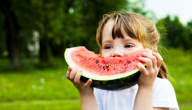 Kind mit Wassermelone
