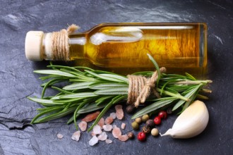 Olivenöl, Kräuter, Gewürze und Knoblauch