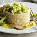 Quinoa mit Brokkoligemüse und Curryschaum