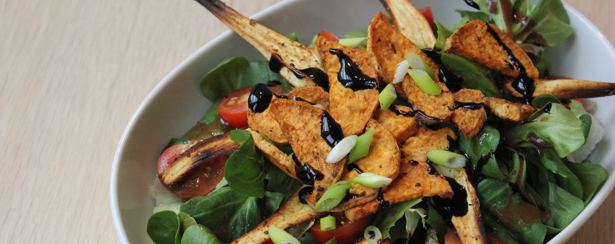 Salat mit Süßkartoffel- und Pastinaken-Chips