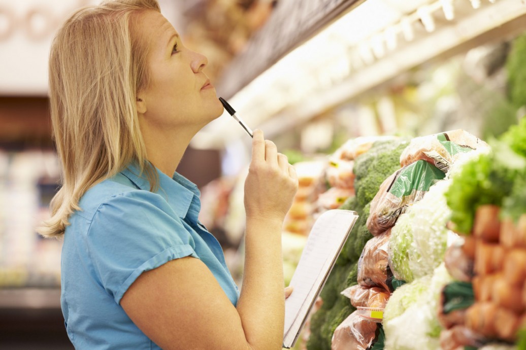 Frau mit Einkaufsliste beim veganen Einkauf